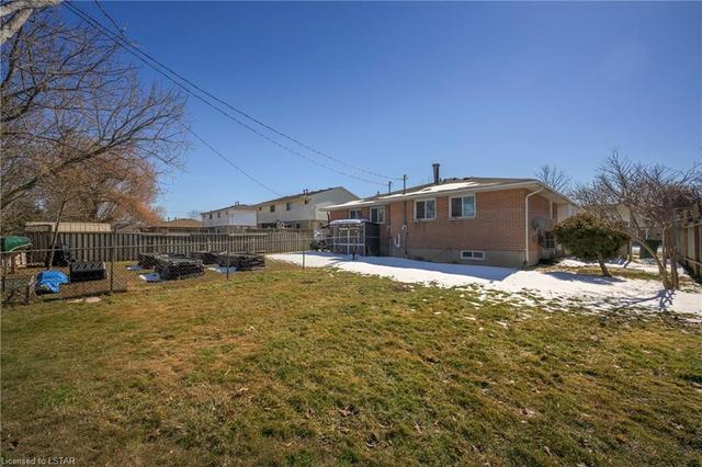 31 Vanier Place Place, House semidetached with 3 bedrooms, 1 bathrooms and null parking in St. Thomas ON | Image 16
