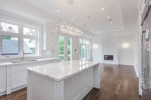 181 Parkview Ave, House detached with 4 bedrooms, 5 bathrooms and 4 parking in Toronto ON | Image 2