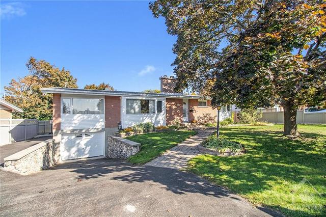11 Ridgefield Crescent, House detached with 3 bedrooms, 2 bathrooms and 4 parking in Ottawa ON | Image 1