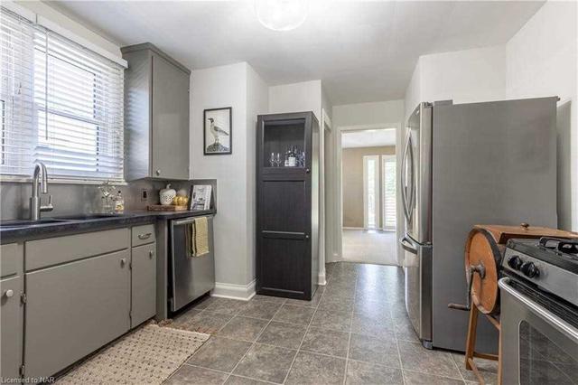 137 Highland Ave, House detached with 2 bedrooms, 2 bathrooms and 5 parking in St. Catharines ON | Image 7