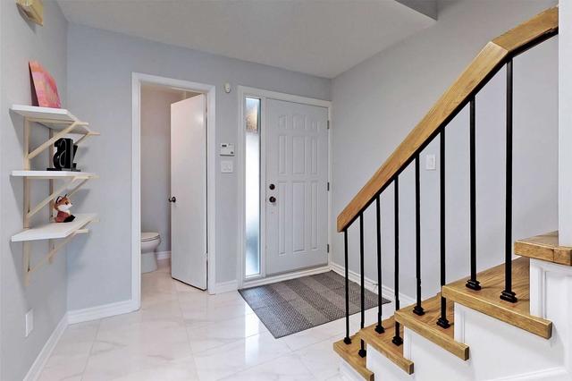 86 Croach Cres, House attached with 3 bedrooms, 3 bathrooms and 2 parking in Toronto ON | Image 7