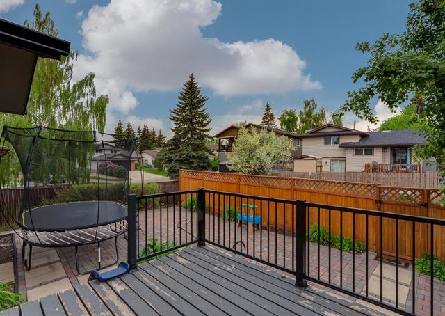 43 Hawkwood Way Nw, House detached with 3 bedrooms, 3 bathrooms and 2 parking in Calgary AB | Image 37