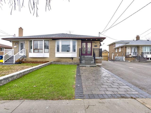 35 Goldsboro Rd, House semidetached with 3 bedrooms, 3 bathrooms and 3 parking in Toronto ON | Image 23
