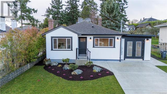 537 Broadway St, House detached with 3 bedrooms, 1 bathrooms and 6 parking in Saanich BC | Image 37
