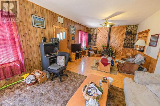 1008 3rd Avenue, House detached with 3 bedrooms, 1 bathrooms and 4 parking in Beaverlodge AB | Image 3