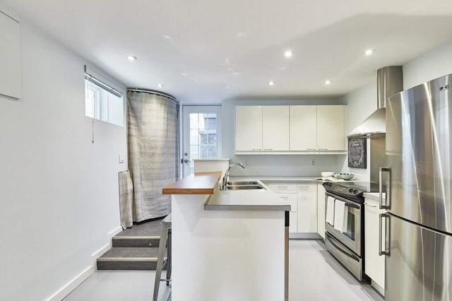 12 Leeds St, Condo with 1 bedrooms, 1 bathrooms and 0 parking in Toronto ON | Image 2