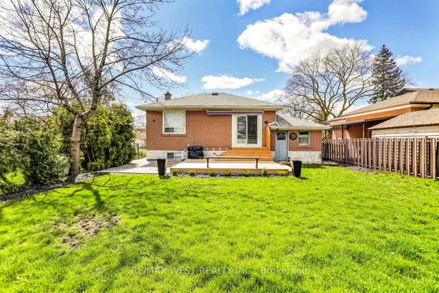 3 Sanctbury Pl, House detached with 3 bedrooms, 2 bathrooms and 5 parking in Toronto ON | Image 22