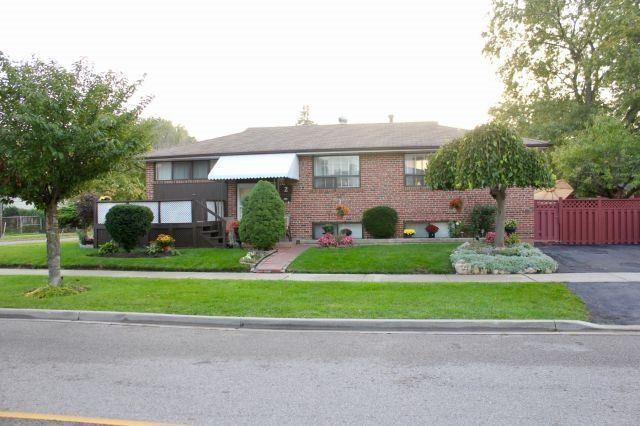2 Judhaven Rd, House detached with 3 bedrooms, 2 bathrooms and 2 parking in Toronto ON | Image 1