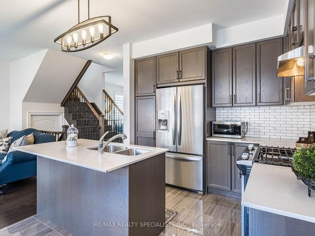 7 Dolobram Tr, House semidetached with 3 bedrooms, 3 bathrooms and 3 parking in Brampton ON | Image 3