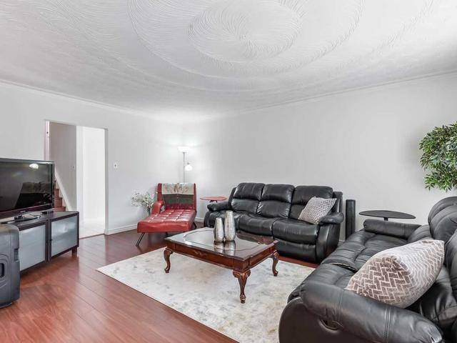 3 Cushendun Rd, House detached with 3 bedrooms, 2 bathrooms and 3 parking in Toronto ON | Image 4
