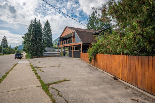 516 Glendale Avenue, House detached with 5 bedrooms, 3 bathrooms and 20 parking in Salmo BC | Image 6
