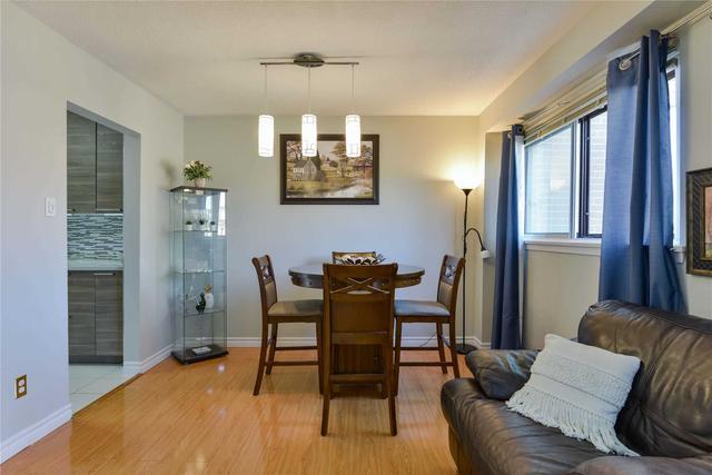 187 Fleetwood Cres, Townhouse with 3 bedrooms, 2 bathrooms and 1 parking in Brampton ON | Image 3