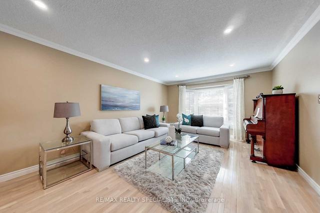1773 Melody Dr, House detached with 4 bedrooms, 3 bathrooms and 6 parking in Mississauga ON | Image 2