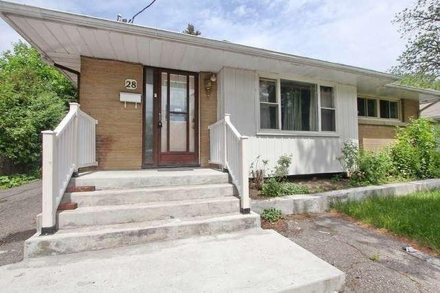 28 Clarence St, House detached with 3 bedrooms, 2 bathrooms and 5 parking in Brampton ON | Image 1