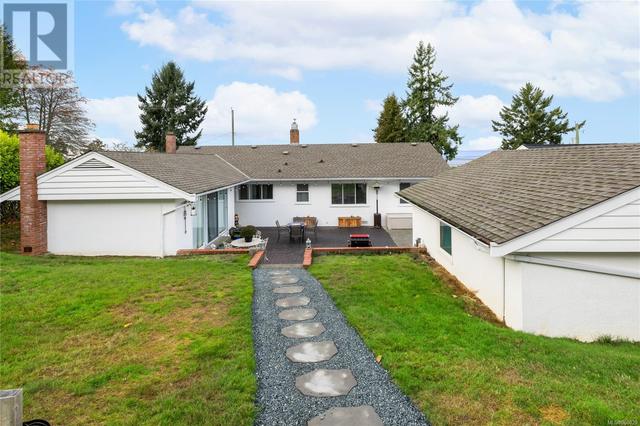 340 Crescent Rd W, House detached with 4 bedrooms, 2 bathrooms and 5 parking in Qualicum Beach BC | Image 37