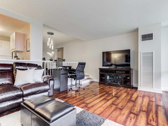 809 - 240 Scarlett Rd, Condo with 2 bedrooms, 1 bathrooms and 1 parking in Toronto ON | Image 3