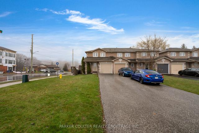 1 Mccausland Crt, House attached with 3 bedrooms, 3 bathrooms and 2 parking in Barrie ON | Image 1