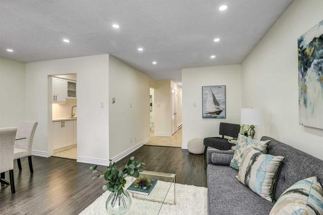 40 Mccallum Crt, Townhouse with 3 bedrooms, 3 bathrooms and 1 parking in Brampton ON | Image 4