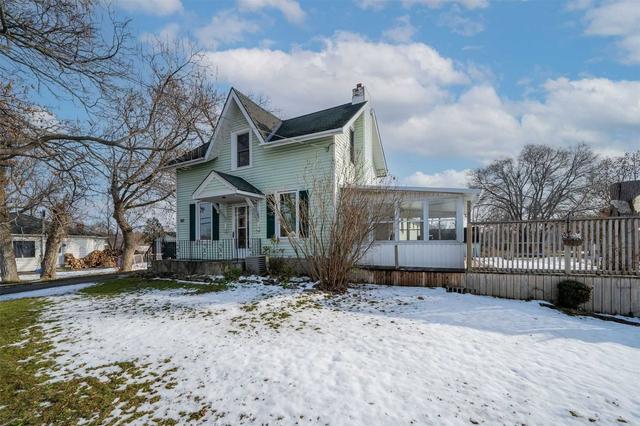 143 Lindsay St, House detached with 3 bedrooms, 2 bathrooms and 12 parking in Kawartha Lakes ON | Card Image