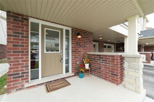 81 Tabaret Cres, House attached with 2 bedrooms, 2 bathrooms and 2 parking in Oshawa ON | Image 2