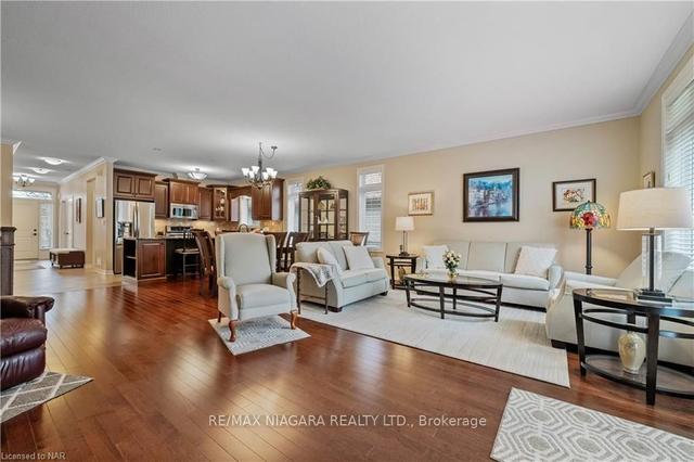 33 Hickory Ave, House detached with 2 bedrooms, 3 bathrooms and 4 parking in Niagara on the Lake ON | Image 7