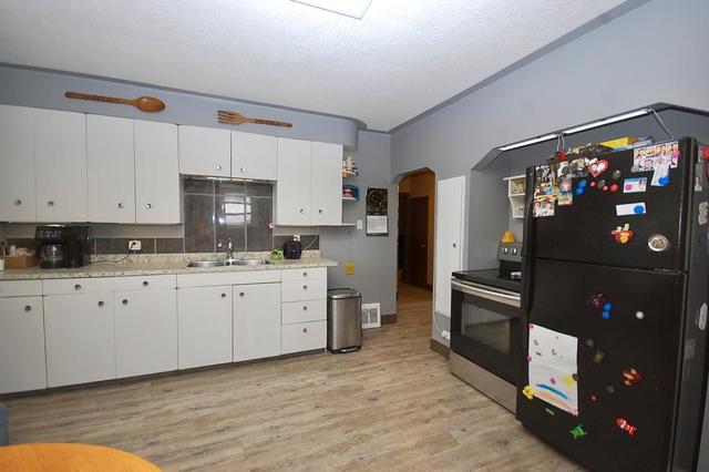 353 8 Street Sw, House detached with 4 bedrooms, 2 bathrooms and 1 parking in Medicine Hat AB | Image 3