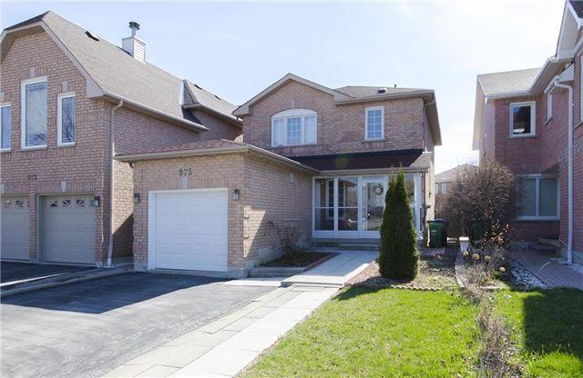 975 Applecroft Circ, House detached with 3 bedrooms, 4 bathrooms and 2 parking in Mississauga ON | Image 1