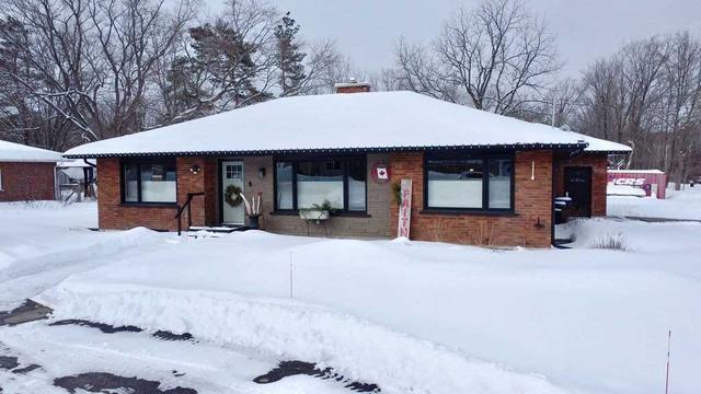 236 Moonstone Rd E, House detached with 2 bedrooms, 3 bathrooms and 13.5 parking in Oro Medonte ON | Image 1
