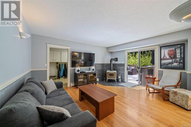 763 Helvetia Cres, House detached with 4 bedrooms, 3 bathrooms and 4 parking in Saanich BC | Image 18