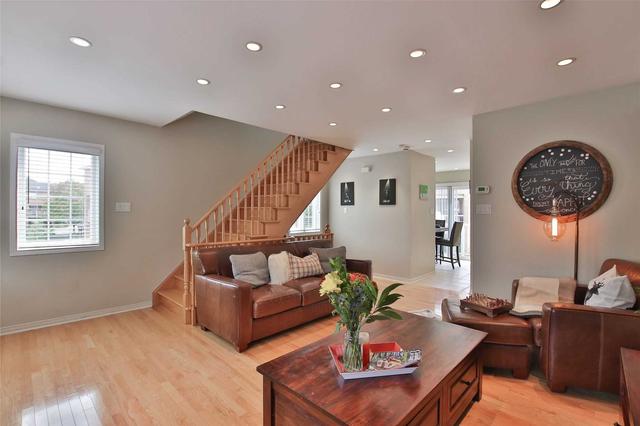 40 Birdstone Cres, Townhouse with 3 bedrooms, 3 bathrooms and 3 parking in Toronto ON | Image 3