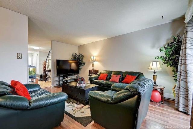 5 Mccallum Crt, Townhouse with 3 bedrooms, 3 bathrooms and 1 parking in Brampton ON | Image 4
