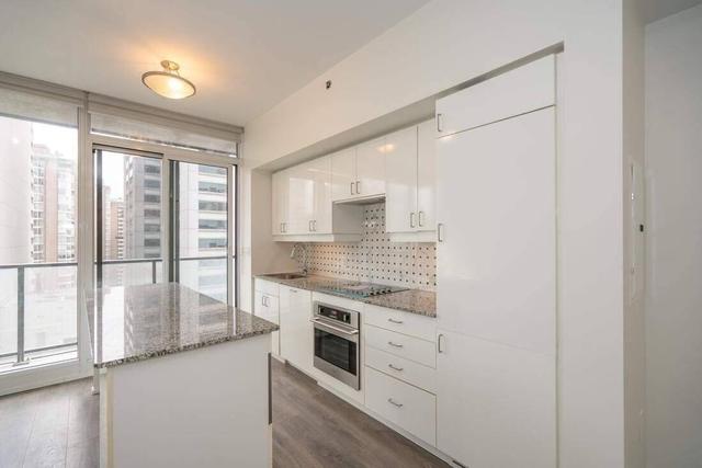 1610 - 426 University Ave, Condo with 1 bedrooms, 1 bathrooms and 0 parking in Toronto ON | Image 3
