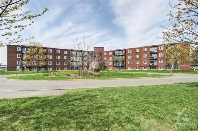 402a - 2041 Arrowsmith Drive, Condo with 2 bedrooms, 1 bathrooms and 1 parking in Ottawa ON | Image 2