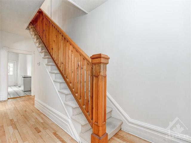 446 Bay Street, Townhouse with 3 bedrooms, 2 bathrooms and 1 parking in Ottawa ON | Image 3