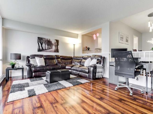 809 - 240 Scarlett Rd, Condo with 2 bedrooms, 1 bathrooms and 1 parking in Toronto ON | Image 2