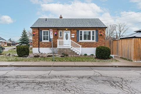 151 East 32nd St, House detached with 2 bedrooms, 2 bathrooms and 2 parking in Hamilton ON | Card Image