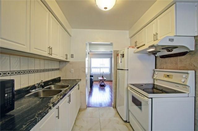 9 - 42 Stonehill Crt, Townhouse with 3 bedrooms, 3 bathrooms and 2 parking in Toronto ON | Image 5