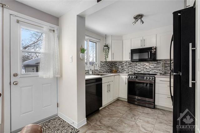 254 Woodfield Drive, Townhouse with 3 bedrooms, 2 bathrooms and 1 parking in Ottawa ON | Image 9