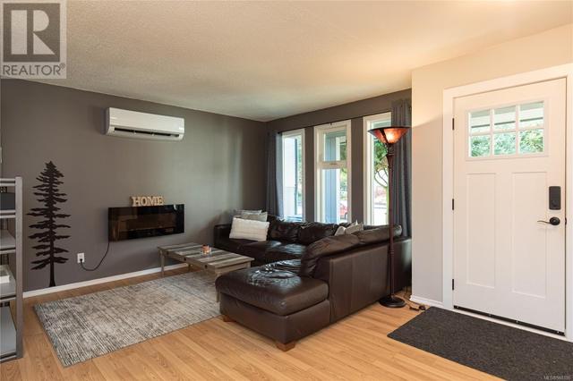 3898 Uplands Dr, House detached with 3 bedrooms, 2 bathrooms and 3 parking in Nanaimo BC | Image 3