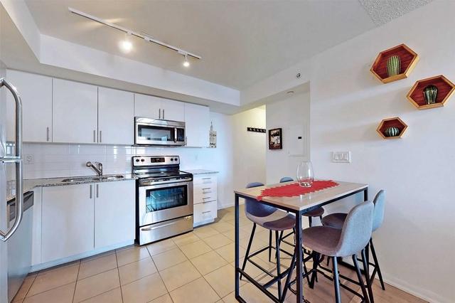 408 - 800 Lawrence Ave W, Condo with 2 bedrooms, 1 bathrooms and 1 parking in Toronto ON | Image 6