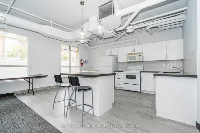 213 - 800 King St W, Condo with 2 bedrooms, 2 bathrooms and 0 parking in Toronto ON | Image 2