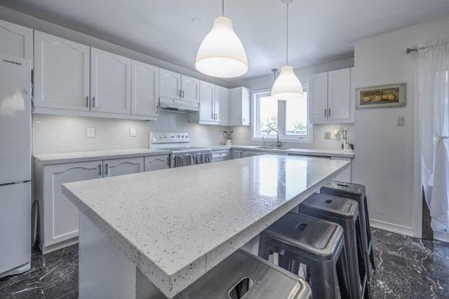 355 Oaktree Circ, House semidetached with 4 bedrooms, 4 bathrooms and 2 parking in Mississauga ON | Image 5