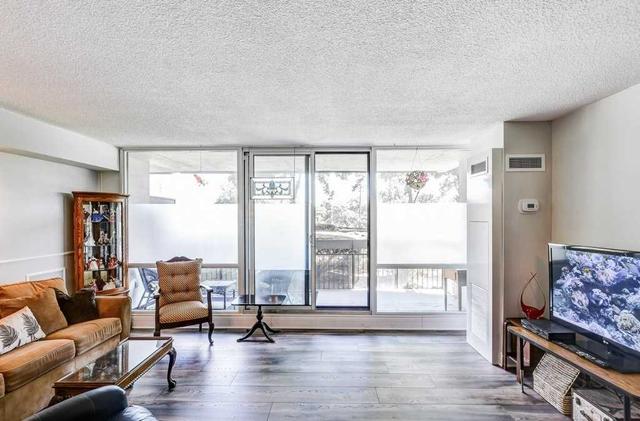 107 - 250 Scarlett Rd, Condo with 2 bedrooms, 2 bathrooms and 1 parking in Toronto ON | Image 8