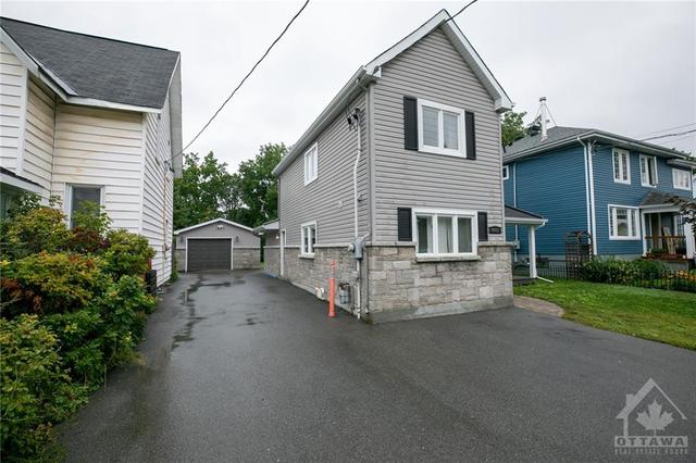 3481 Mcbean Street, House detached with 3 bedrooms, 2 bathrooms and 5 parking in Ottawa ON | Image 3
