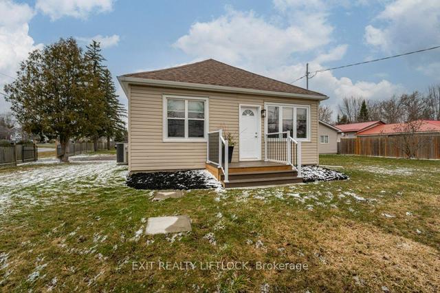 143 King St W, House detached with 2 bedrooms, 1 bathrooms and 9 parking in Kawartha Lakes ON | Image 12