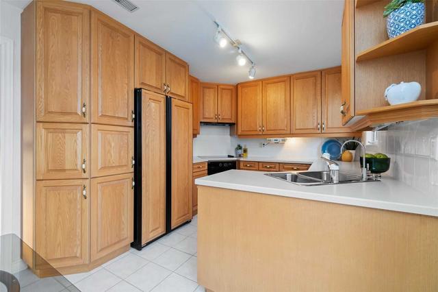 2 Dale Meadow Way, Condo with 3 bedrooms, 3 bathrooms and 3 parking in Markham ON | Image 3