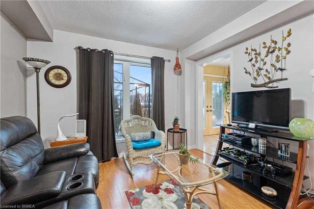 220 Blackburn Dr, Townhouse with 2 bedrooms, 3 bathrooms and 2 parking in Brantford ON | Image 4