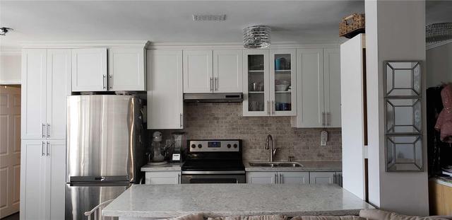 102 - 59 Neptune Dr, Condo with 3 bedrooms, 2 bathrooms and null parking in Toronto ON | Image 4