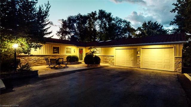 635 Commissioners Road W, House detached with 4 bedrooms, 3 bathrooms and 10 parking in London ON | Image 5