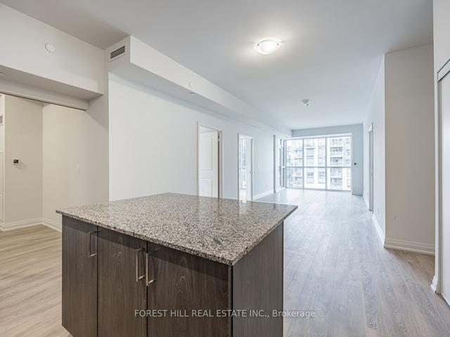 401 - 10 Meadowglen Pl, Condo with 3 bedrooms, 2 bathrooms and 1 parking in Toronto ON | Image 2